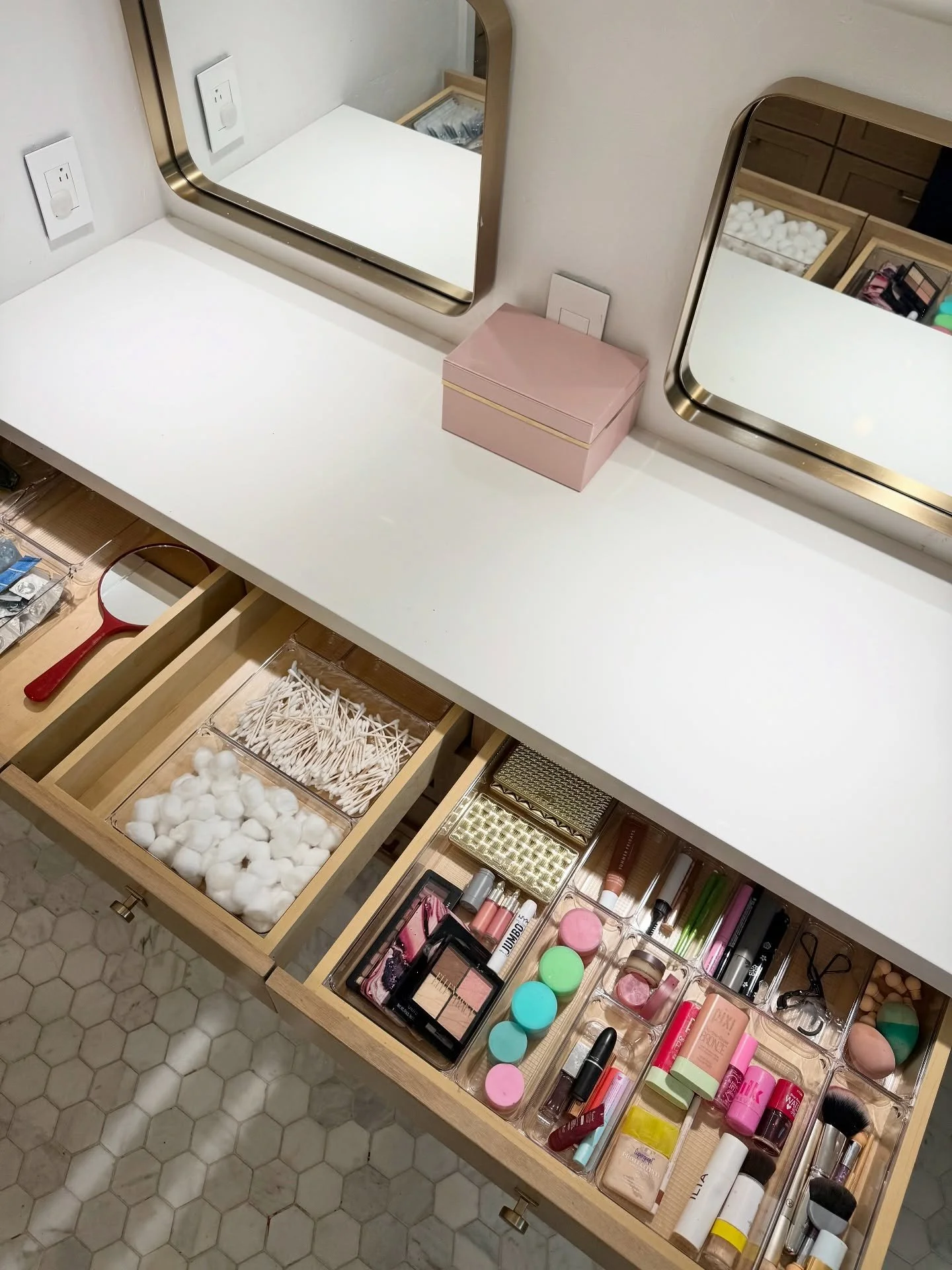 If you’ve ever shared a bathroom with teens, you know how quickly the counters disappear under makeup palettes, curling irons, face washes, and… somehow, six different kinds of toothpaste. 🙃
This bathroom started the same way—eve