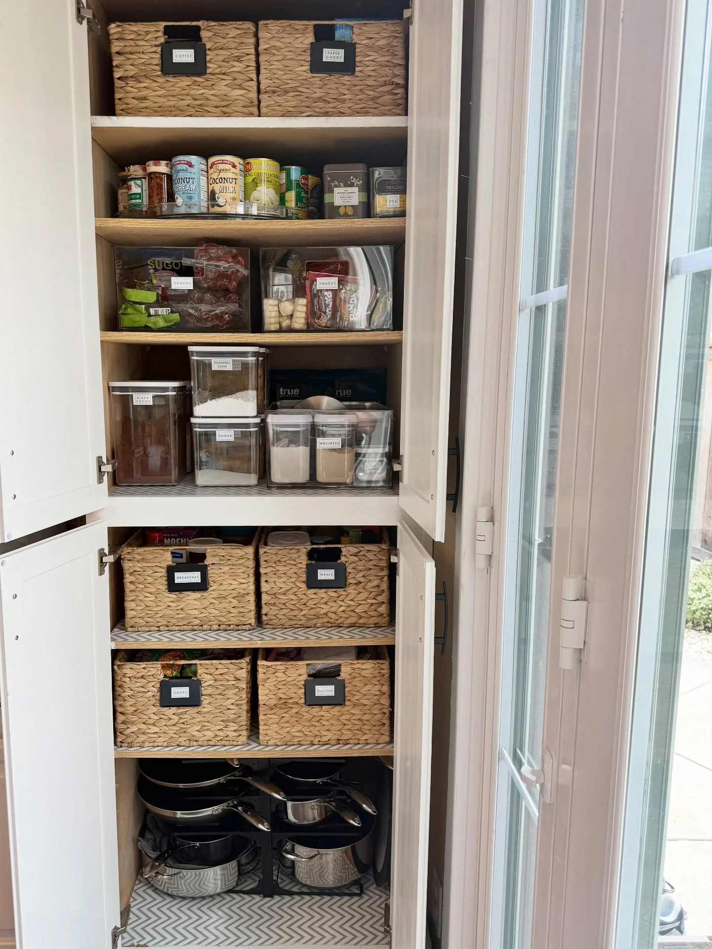 Nothing beats a beautifully organized pantry 🙌 This pantry went from cluttered and overwhelming to streamlined and easy to navigate. Using one of my favorite pantry baskets with clear labels categorized to make sense, and smart zones mean this famil
