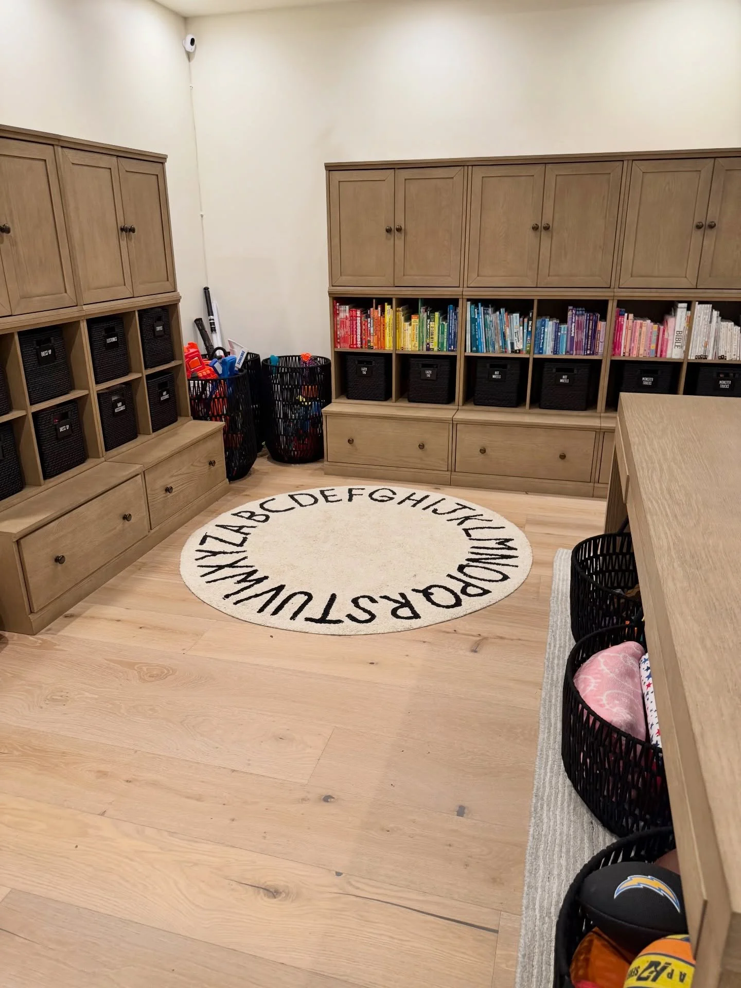 This is what it looks like when you plan before the mess happens. 🤍

This mama just went through a full remodel and had the foresight to call me in during construction, not after the toys were already piled up. Together, we planned intentional zones