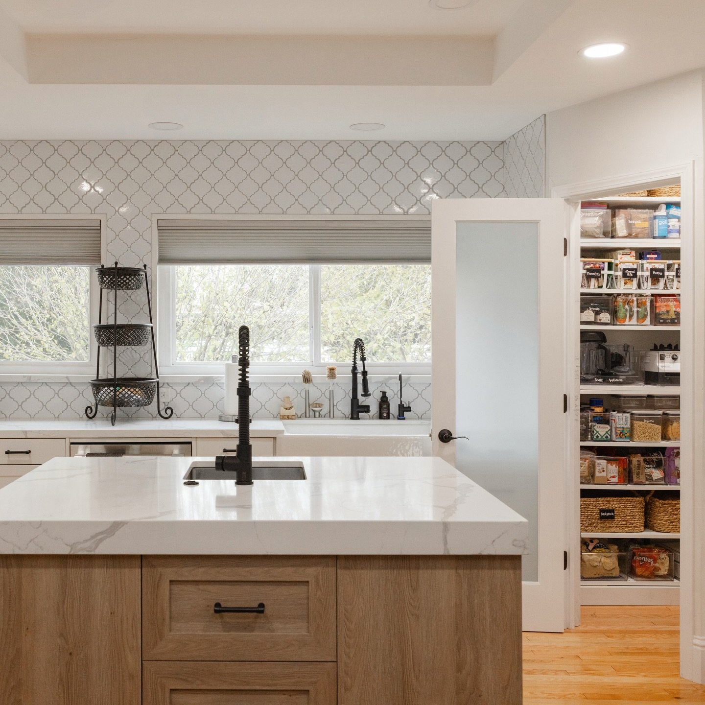 This is what calm looks like in real life.

Not staged.
Not perfection.
Just a kitchen and pantry that work together to support the rhythm of a busy home.

Most people think organization is about containers or labels.
But the real transformation happ