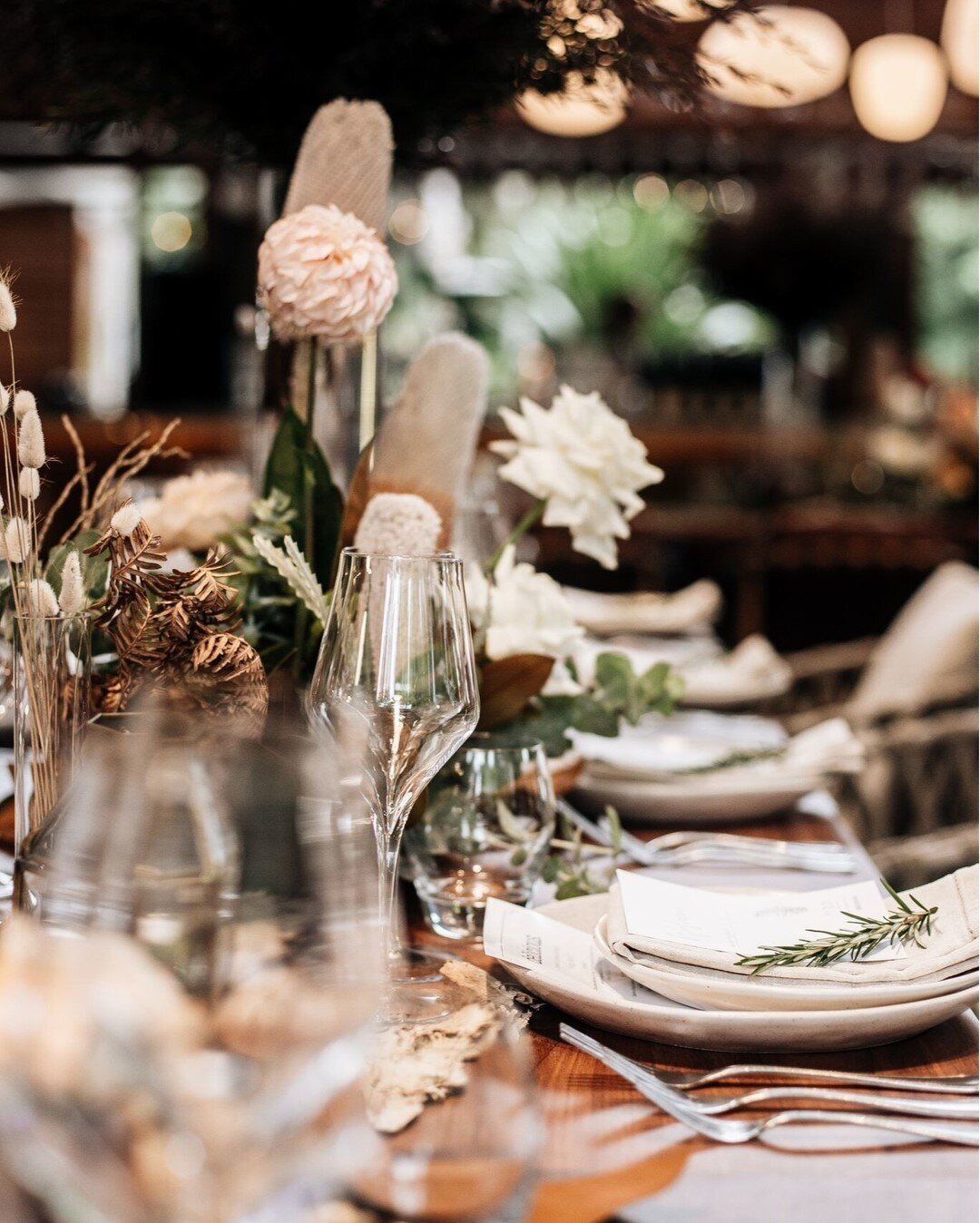 Loving this romantic table setting for the @deliciousaus corporate dinner 🌸