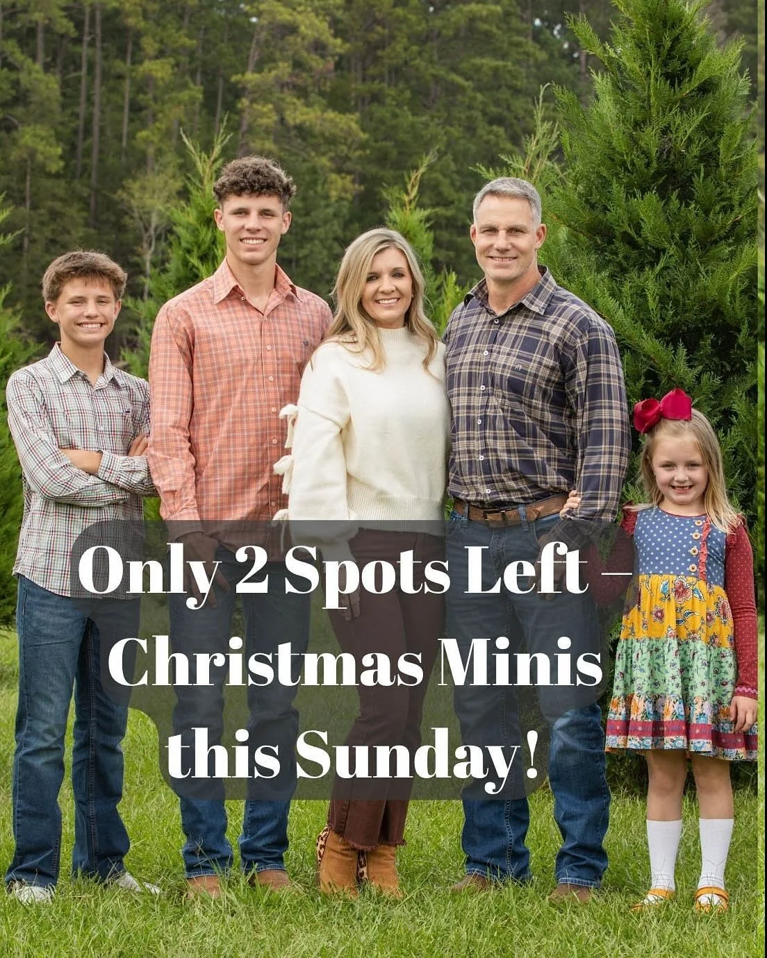 Christmas Minis are almost here! 🎄  Cozy, joyful, and full of sparkle - perfect for your holiday cards and family keepsakes.  Just two spots left for this Sunday, November 9th. $249 includes 5 edited images and a short, fun session.  Message me to r