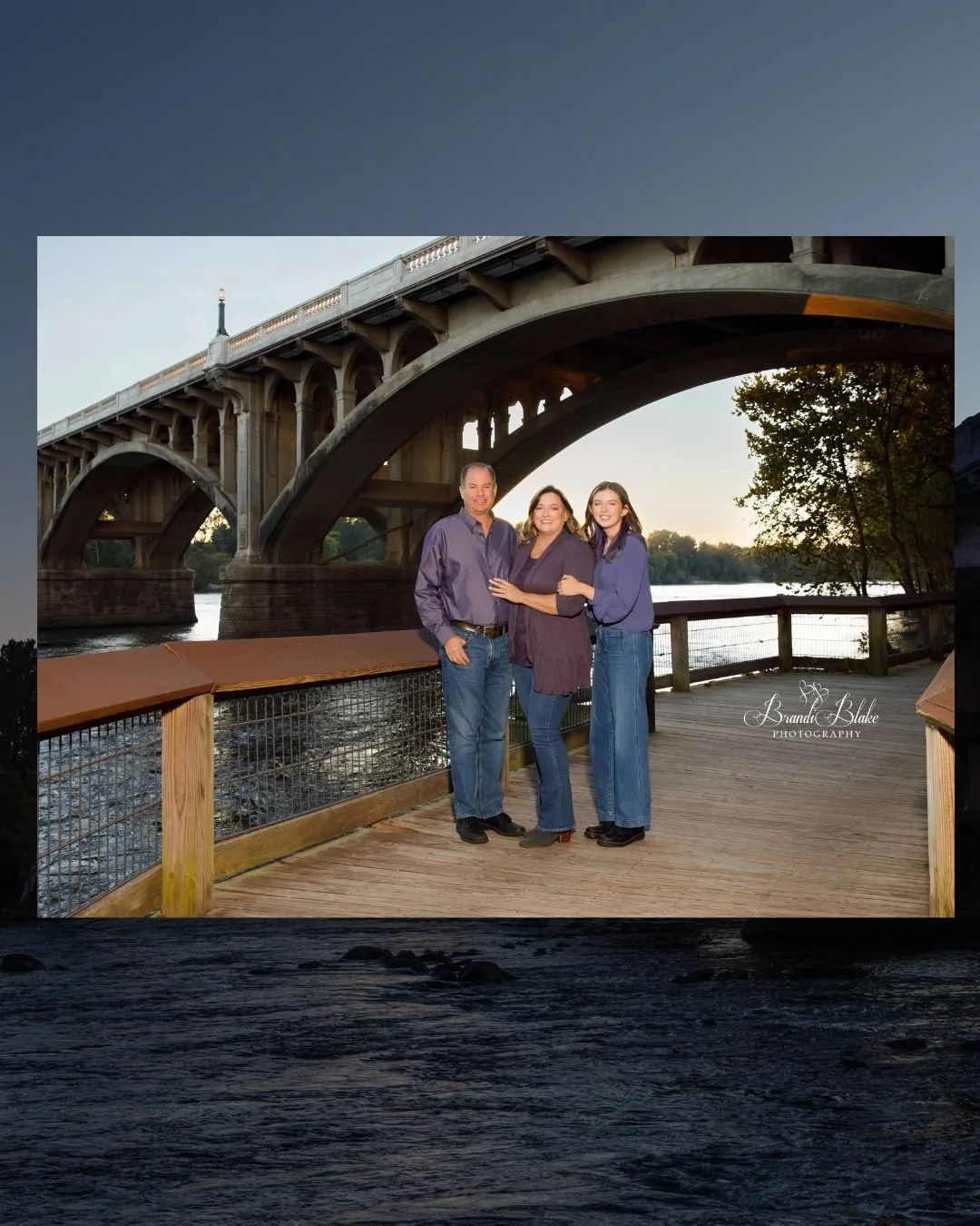 There&rsquo;s something magical about the families who wake up before the sun&hellip; and something even more magical about the moments we freeze together.  It may have been chilly, but it was so worth it to get the shot.

@kasiesouthcarolina

#SCFam