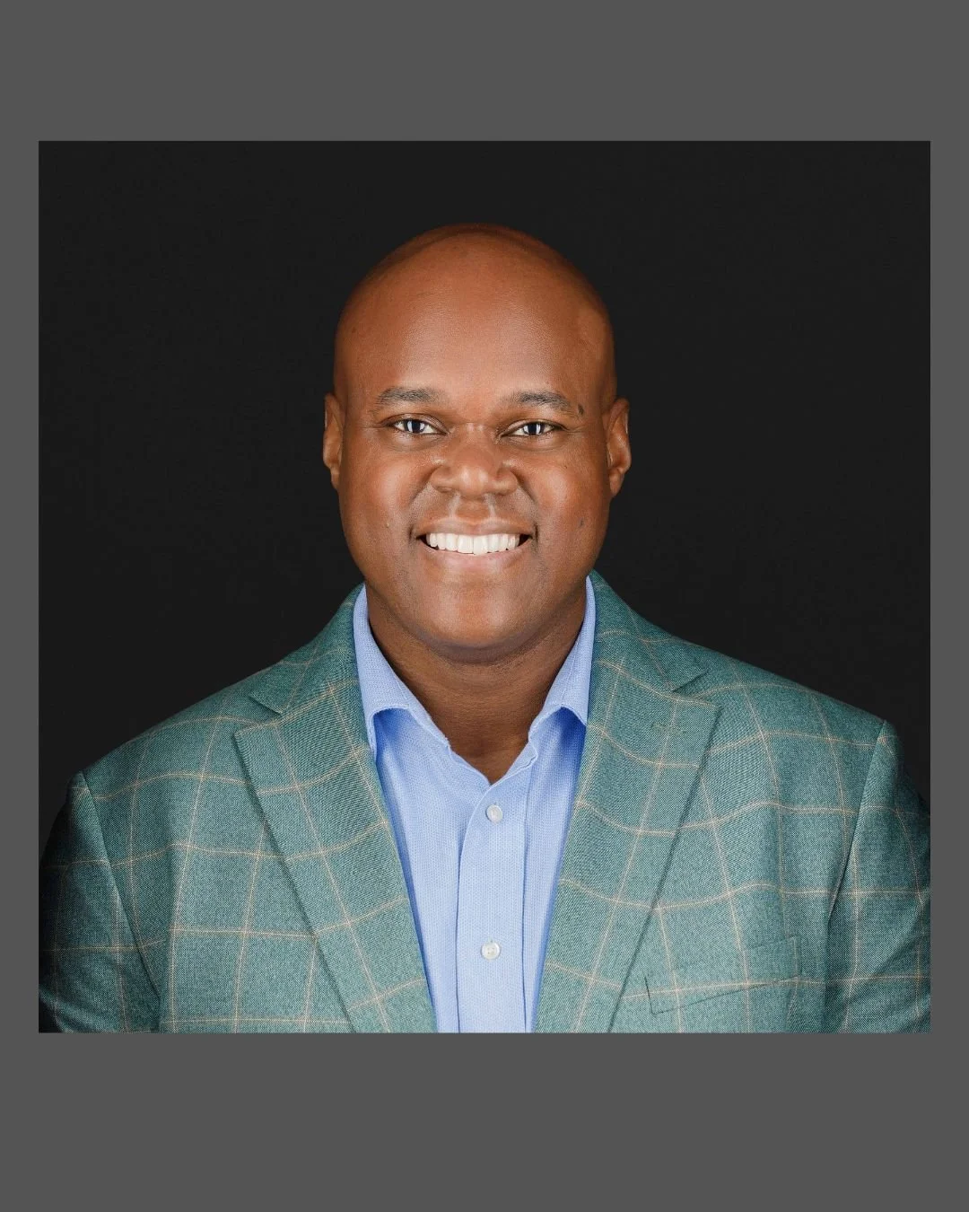 You&rsquo;ve changed more than you think.

Your experience, your confidence, the way you carry yourself&hellip; it all evolves over time.

But a lot of people are still showing up online with a headshot from years ago.

At some point, it stops reflec