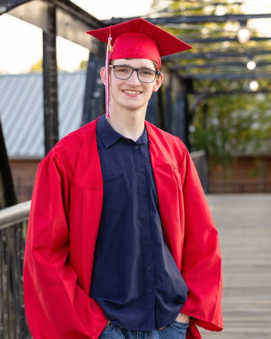 Most people think they&rsquo;ve missed the window for senior photos.

They haven&rsquo;t.

There&rsquo;s still time to capture this moment&mdash;
the excitement, the pride, the almost there feeling before everything changes.

Cap &amp; gown.
A favori