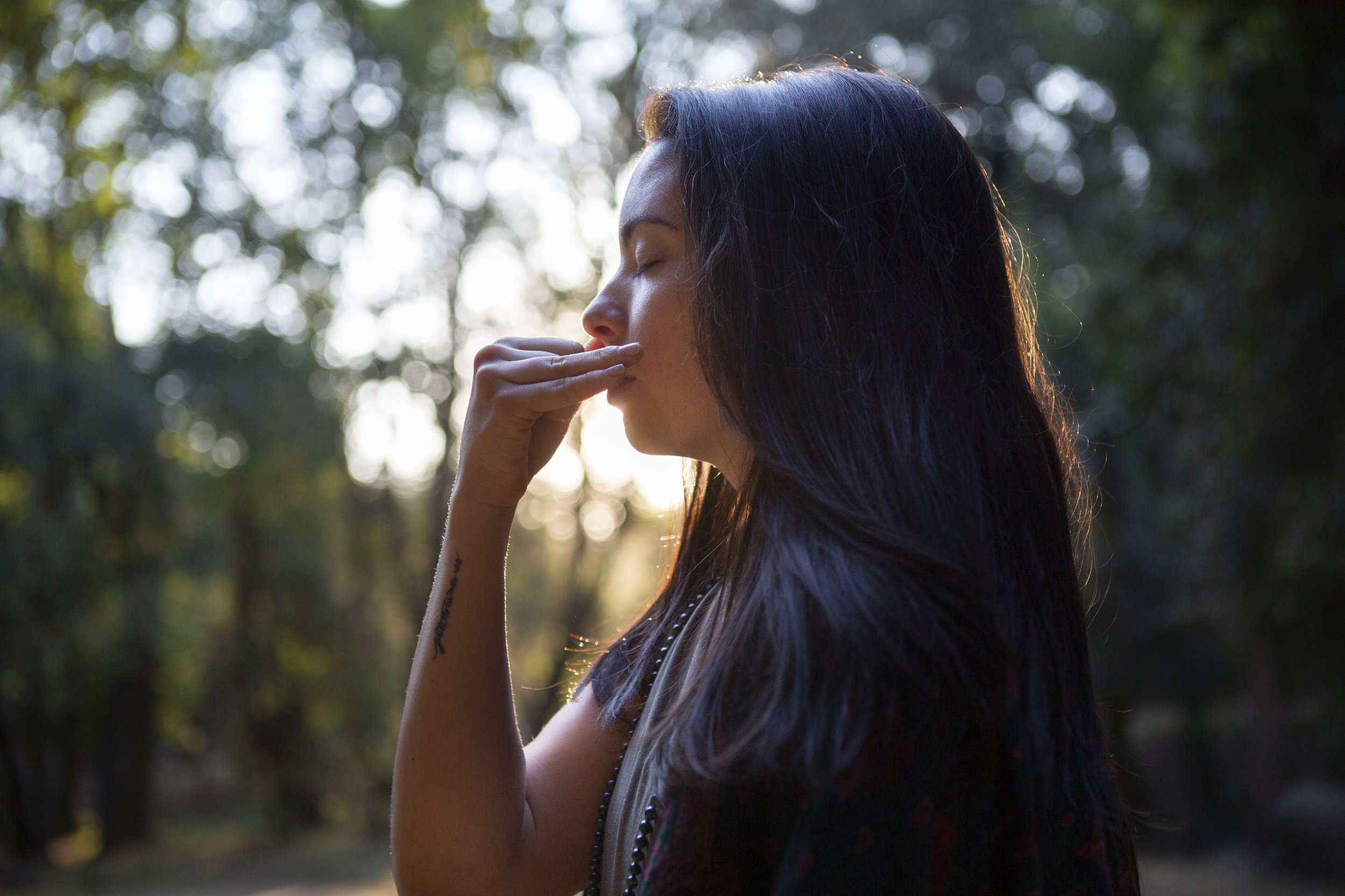 Mujer practicando ejercicio de respiración