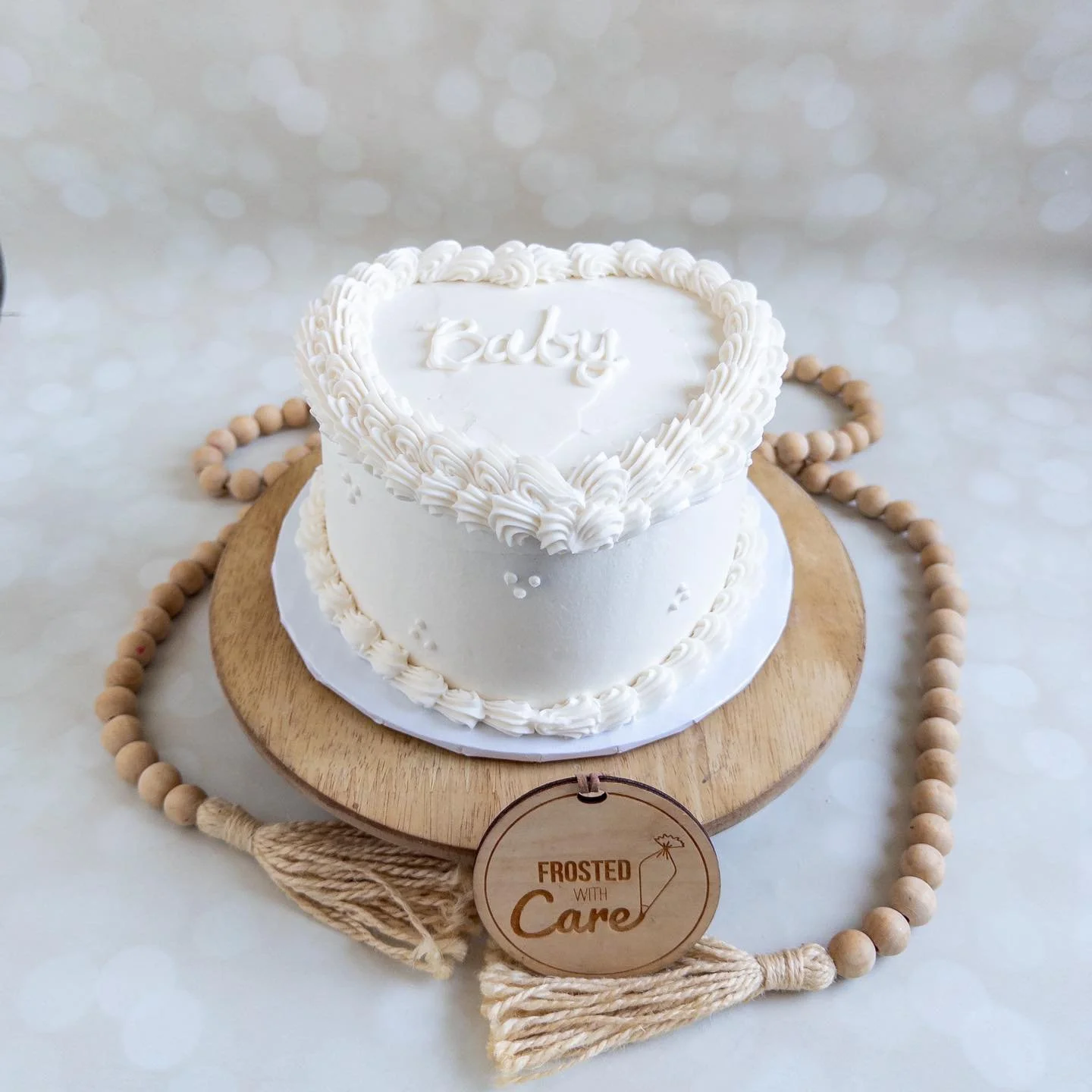 A sweet and simple gender reveal cake. Wanna take a guess whether it was pink or blue inside? 🩷🩵