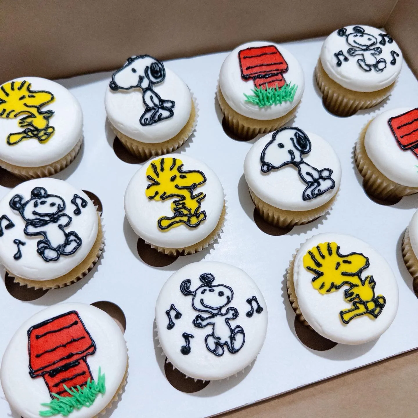 Oh hey there! 👋 Yup, I am still here, still baking away, just failing at regularly posting here. I'm hoping to be better and post more recent designs, like these adorable Snoopy themed cupcakes!