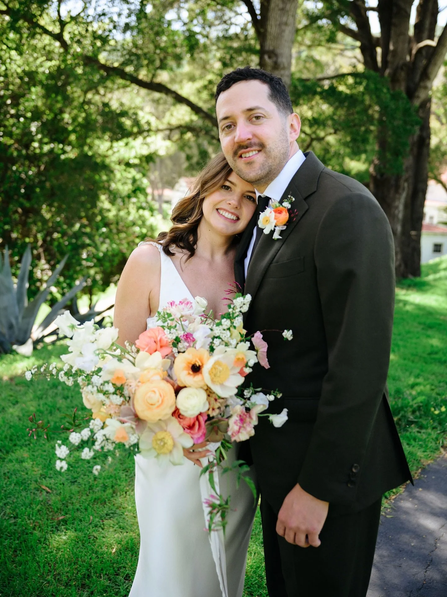 Nicole + Tom&aacute;s&rsquo; wedding @cavallopoint this past spring was an ode to colorful wildflowers, inspired by the bride&rsquo;s favorite flower the California poppy. Of course I had to forage a few from my garden for that special touch 🧡 beaut