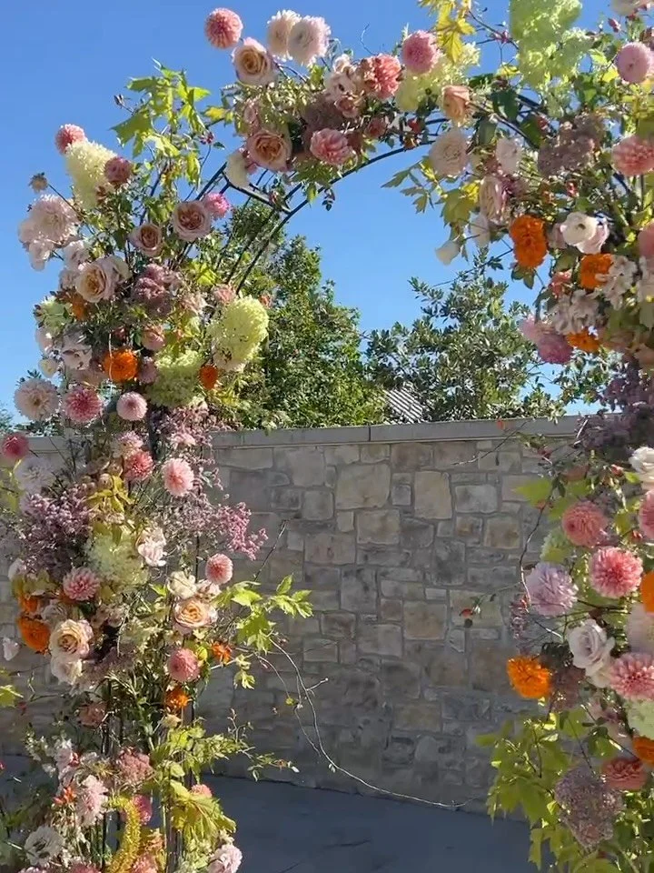 Still thinking about this arch from last weekend! Rose hip vines and chartreuse maple made the perfect base for citrusy blooms. Thanks to my team for braving the summer heat and creating such beauty @clementinafloral @aliciamariee____ @anspit 🧡 

Wi