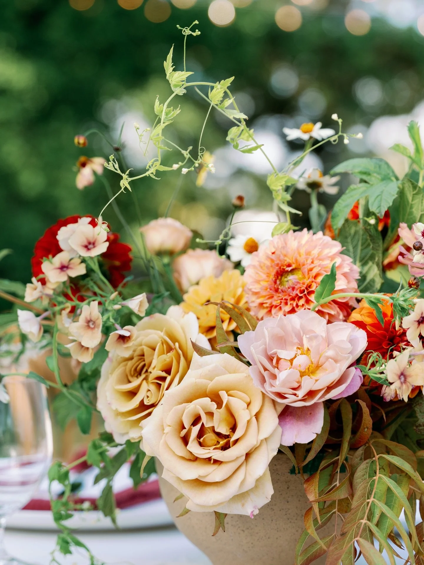 Got to use all of my favorite colorful fall blooms for Isabella + Rico. A favorite from last year 🧡

with
Planning @thebigdayof 
Photography @km.weddings 
Venue @brindarenapavalley 
Beauty @dreamcatcherartistry 
Rentals @encoreeventsrentals 
Cake @s