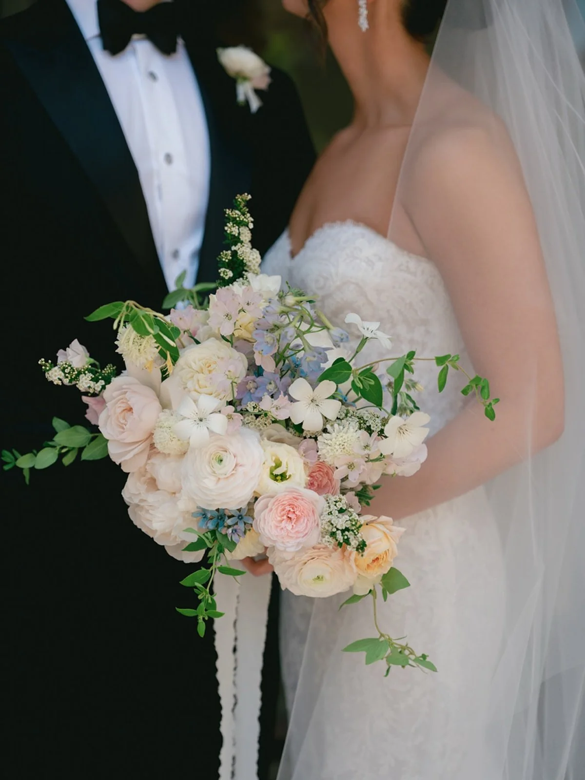 thinking of spring 🌸 a favorite bouquet shot by @meghanbaskin with @caitlingutierrezevents 💕