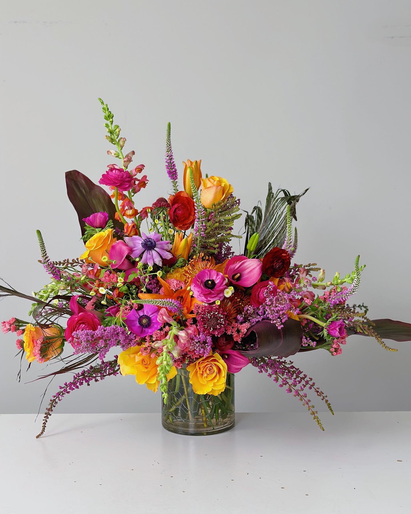 Monday mood: &ldquo;She loves sunsets above anything else.&rdquo; same. (Tycoon rose, lily, ranunculus, anemone, calla lily, pincushion, scabiosa, Veronica, snapdragon, statice, chamomile button, ti leaf, boronia) #irisblossomclt