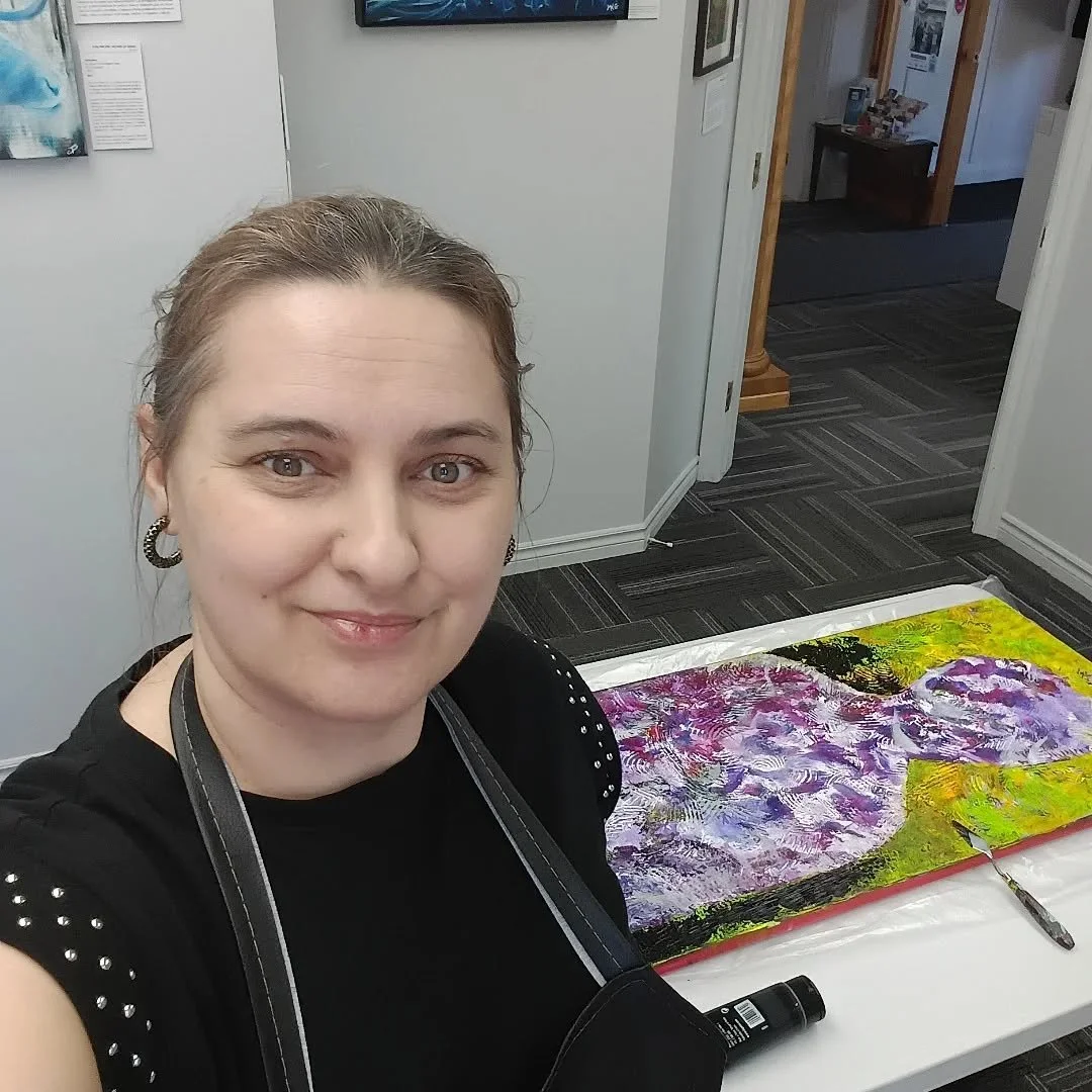 Excited to be able to paint today at the &Eacute;difice Laurier L&eacute;ger in Les Coteaux., surrounded by such amazing artworks! The exhibition organized by RAVS  is continuing until May 31st, so you still have time to pass by to see it. 

#arteven