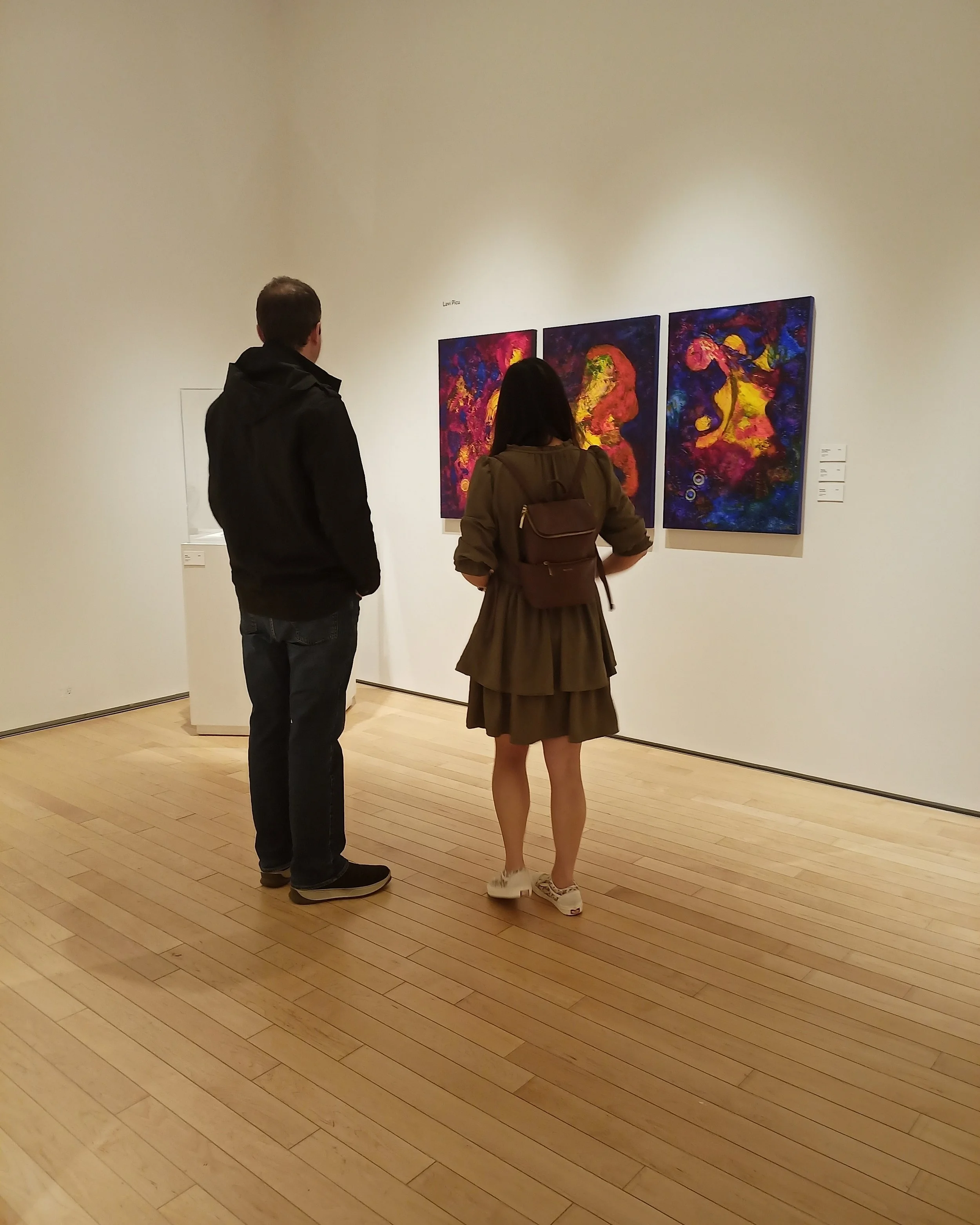 Visitors checking out my artworks at QUAI 5160 during the opening reception of Verdun &Agrave; L'Avant-Sc&egrave;ne.

#artexhibition #contemporaryart #verdunartist #modernart #artgallery