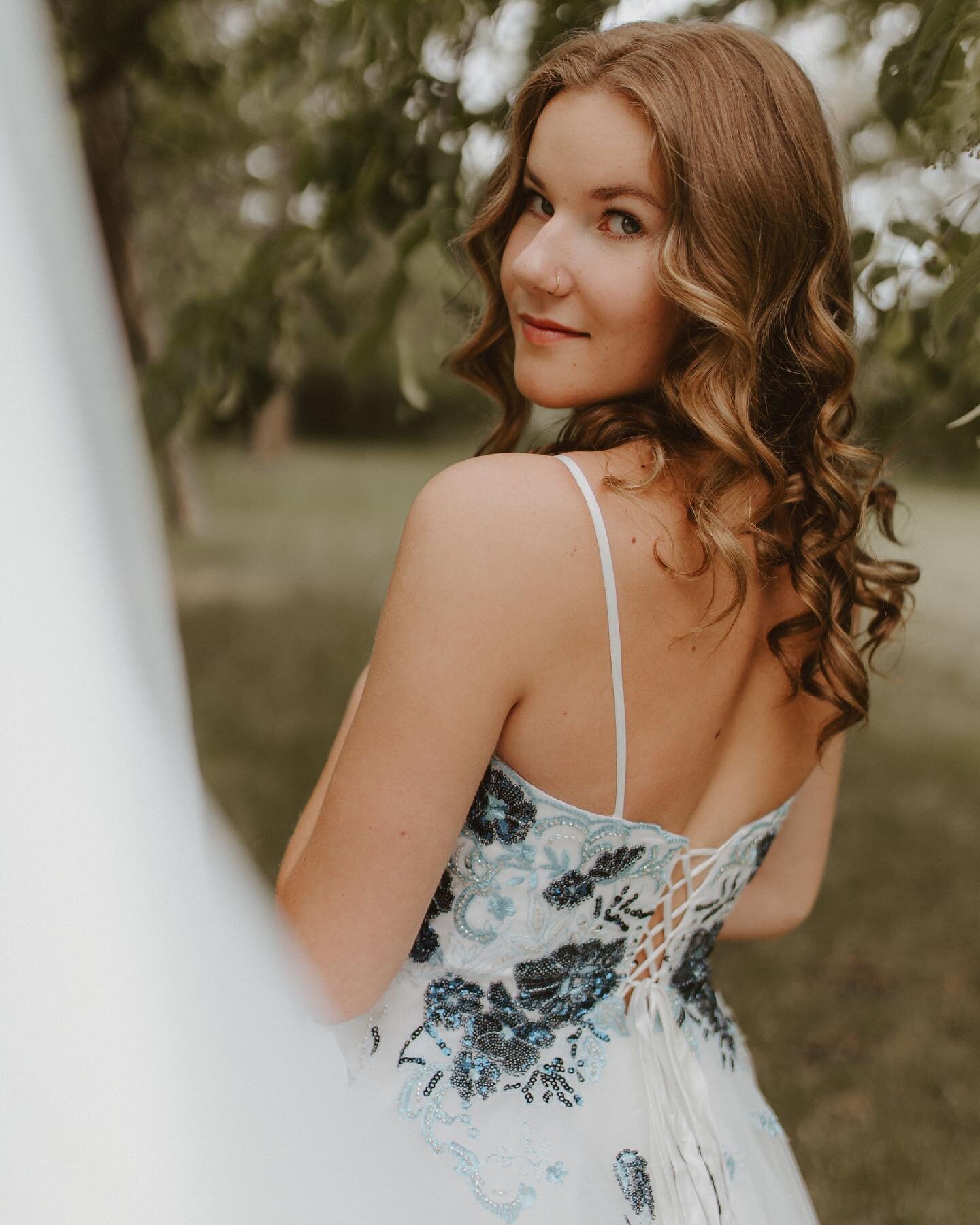 A sneak peek from Rachel&rsquo;s grad session 🎓 congrats girl! Hope you had so much fun celebrating yesterday! 🥂