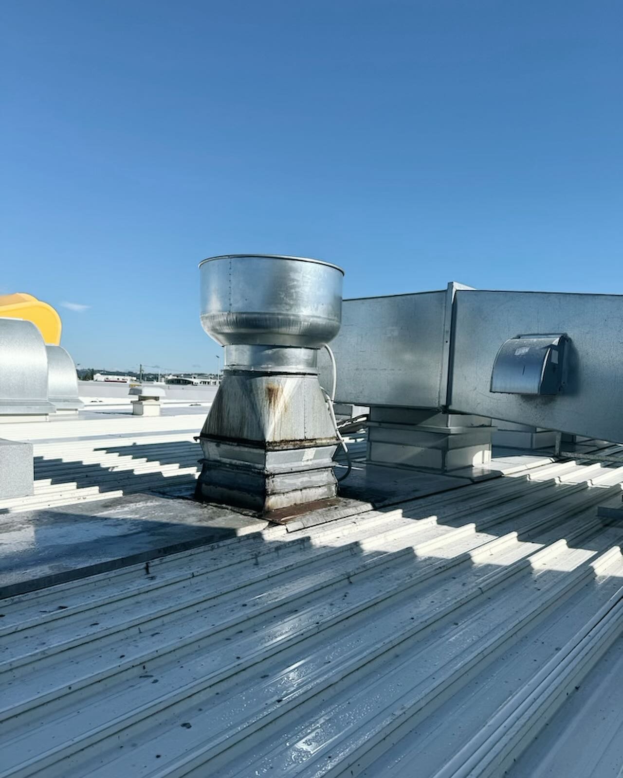 YOUR COMMERCIAL SPECIALISTS 

Our team had an early start this week as they replaced a commercial kitchen&rsquo;s exhaust fan motor at a local shopping complex. 💨

Being commercial specialists we work tirelessly to organise site access, safety and t