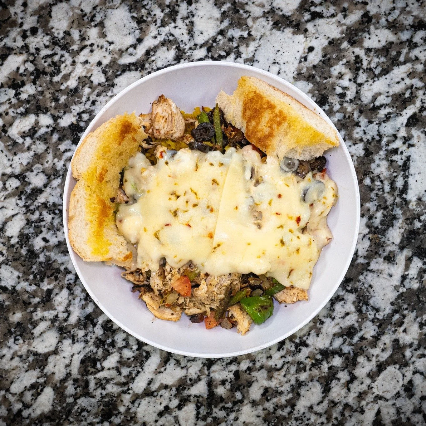 Turn up the Southern heat!
The South bowl brings together black beans and rice, Cajun-grilled chicken, saut&eacute;ed onions and peppers, black olives, tomatoes, Pepper Jack, and a drizzle of ranch. It&rsquo;s bold, hearty, and full of that Southern 