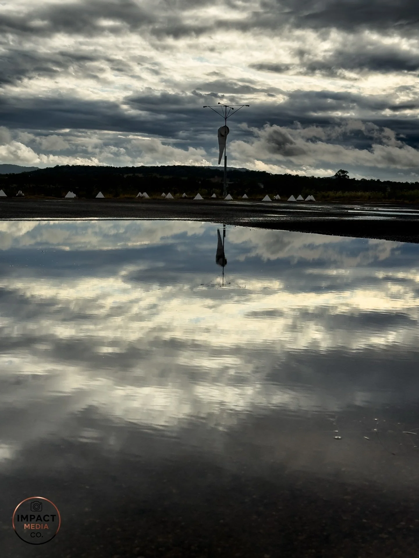 A quiet moment away from sport &mdash; dramatic skies and reflections too good not to share 🌫️✈️

#ImpactMediaCo #gunnedah #landscapephotography #reflections #travel #weekend #nsw #photographer #photography #airport #cloud