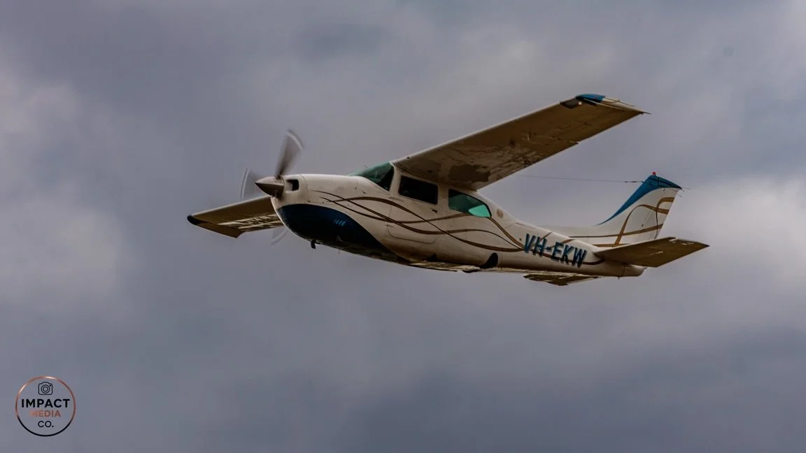 There&rsquo;s something about light, cloud and an aircraft in motion that never gets old ✈️

Watching this beauty from @wing.it.aviation cut through the sky reminded me why I love capturing moments that don&rsquo;t sit still.

Aviation, sport or life