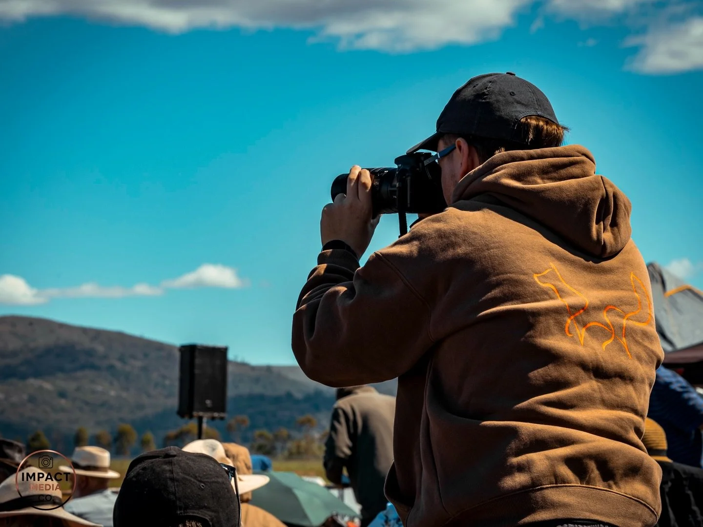 Never seen this many photographers in one place 📸
So I switched it up and started shooting the photographers instead.

Tag anyone you recognise 👇
So many talented creatives out there ✨

#WarbirdsOverScone  #aviationphotography #photographersofinsta