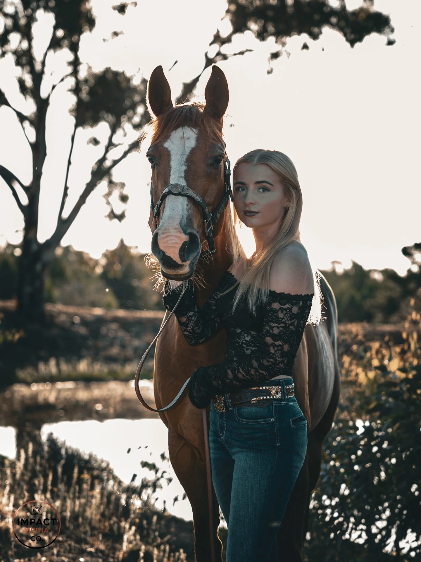 Tried a different edit on these and I&rsquo;m honestly obsessed 🤎✨
Golden hour, good horses and even better company&hellip; can&rsquo;t wait to shoot with this gal again

#equinephotography #goldenhour #countrylife #ruralphotography #impactmediaco