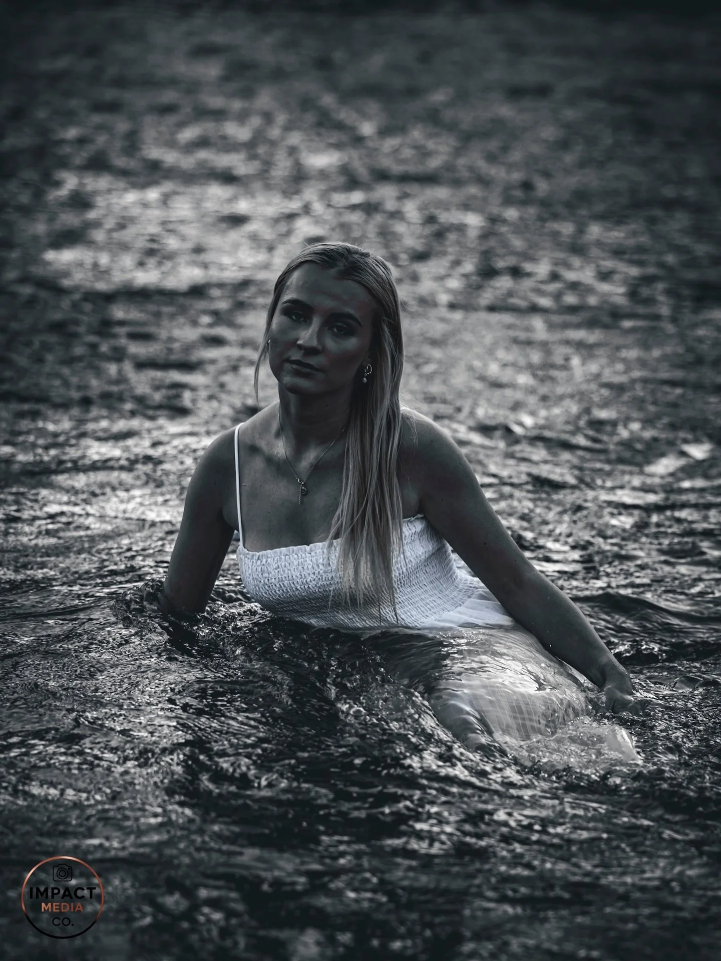 ✨💧Still working through the edits from this shoot with Mak, but I had to share a few of these water shots because they&rsquo;re already some of my favourites 📸

There&rsquo;s just something about soft light, natural water movement, and simple momen