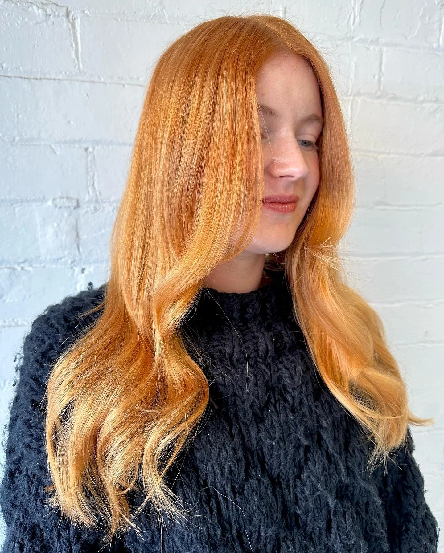 Copper goals by @mina.everydaysalon ⭐️ using @davinescolor 
Roots in Mask: 9,0 + 8,33 + 20 vol
Mids to ends in View: 9,3 + 10 vol