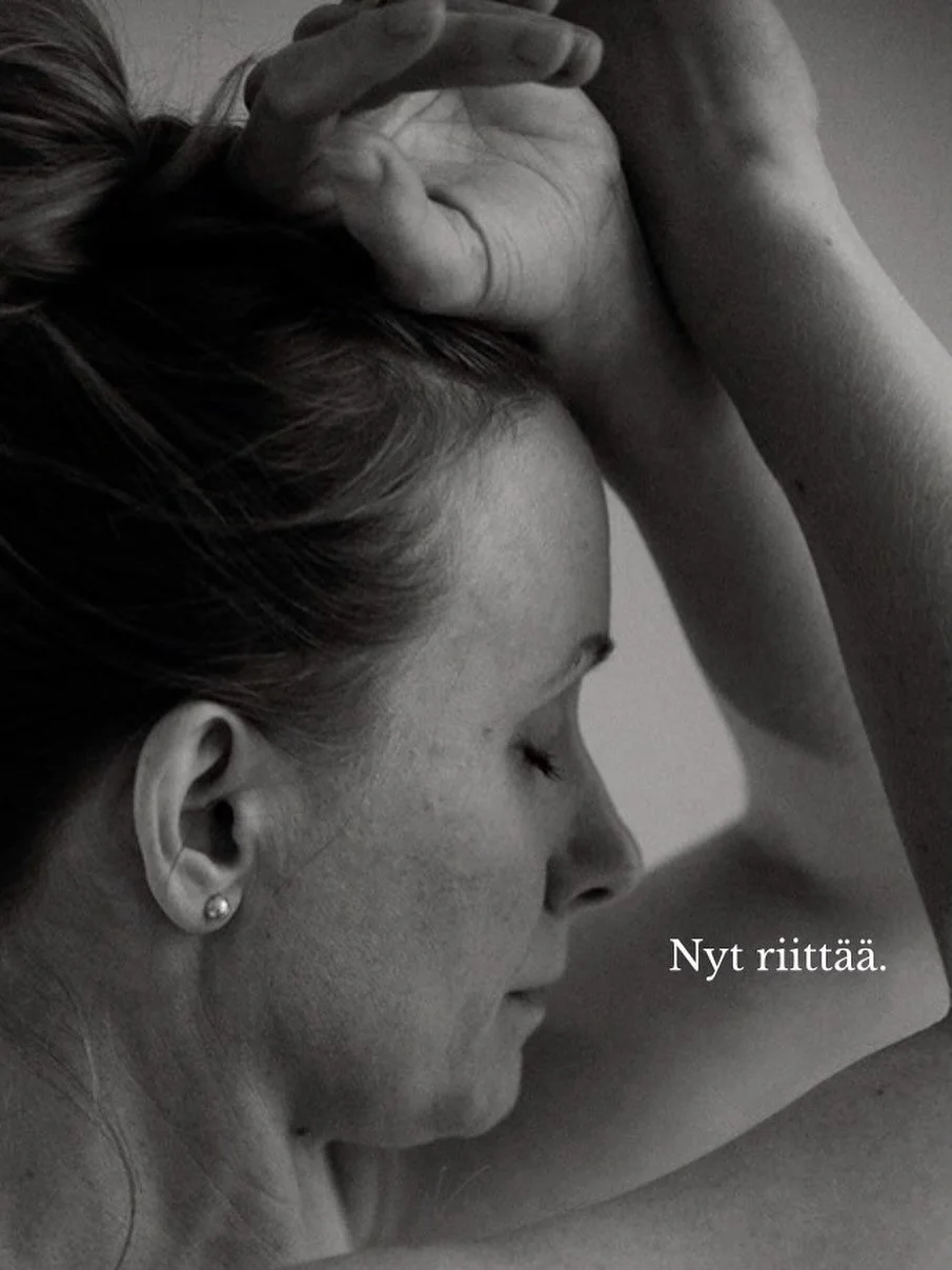 Kaiken teet mit&auml; vaaditaan ja mit&auml; aistit, ett&auml; muut sulta odottaa; j&auml;rjest&auml;t, kuskaat, hoidat omat ja kollegoiden hommat, oman treenin ja kaikettoman ruokavalion, organisoit, huolehdit ruuan, pyykit, siivouksen, l&auml;ksyt,