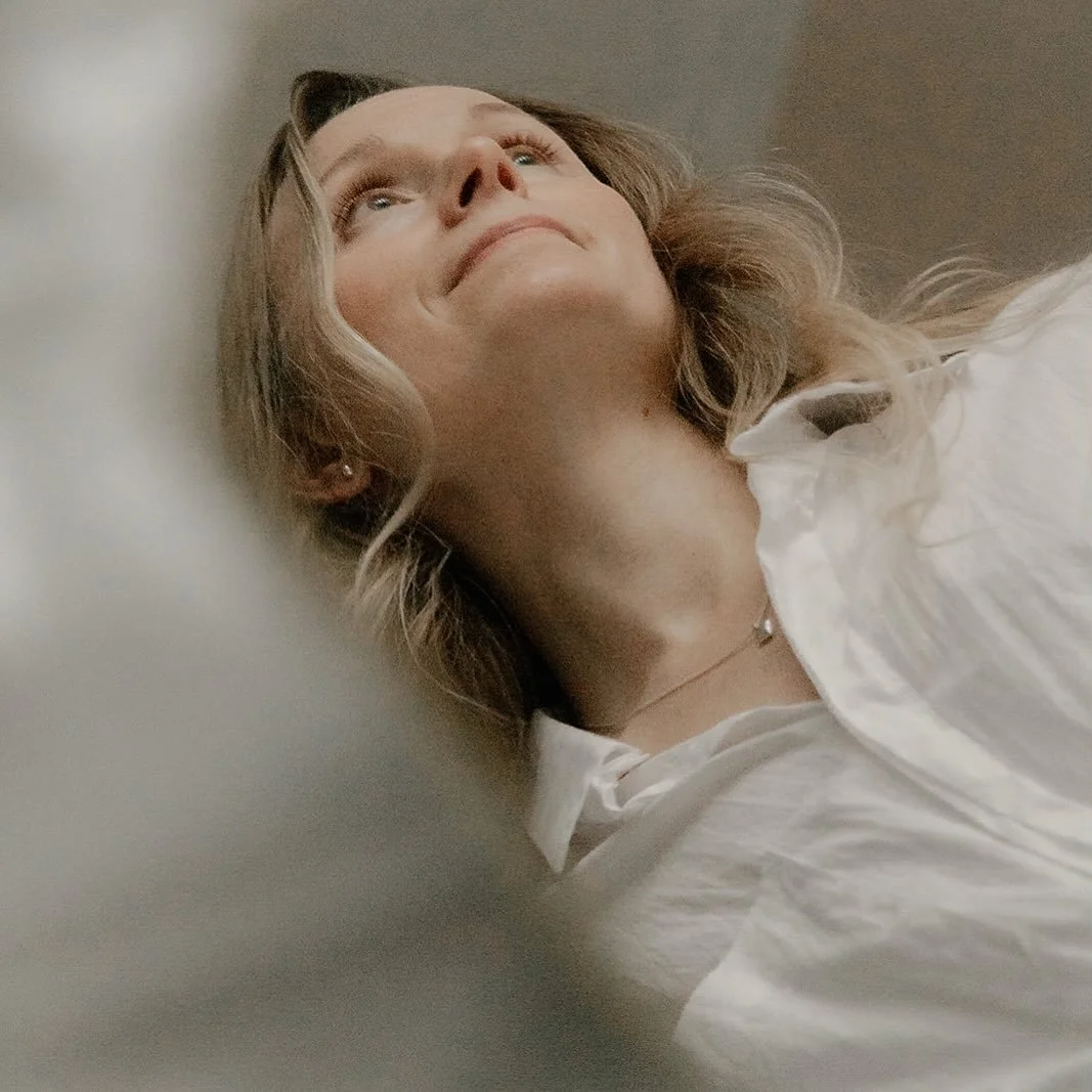 Ole se NAINEN, joka
rakastaa syv&auml;sti hukkaamatta itse&auml;&auml;n.

Ole se NAINEN, joka 
t&auml;ytt&auml;&auml; ensin oman kuppinsa niin t&auml;yteen, ett&auml; siit&auml; riitt&auml;&auml; jaettavaksi muillekin.

Ole se NAINEN, joka
puolustaa 