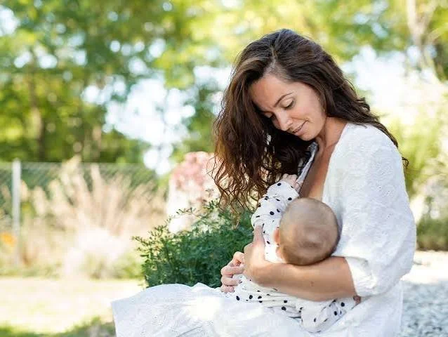Breastfeeding in Hot Weather: what your baby really needs 