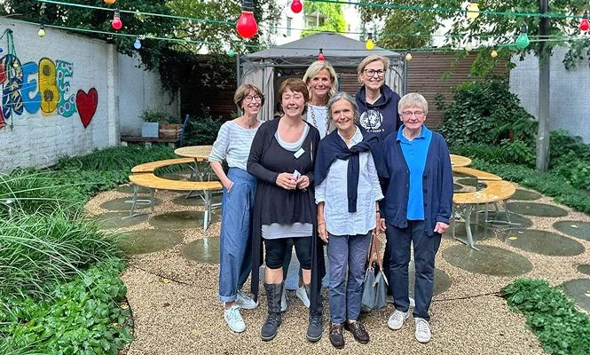 Gruppenbild der Mitglieder, Terrasse