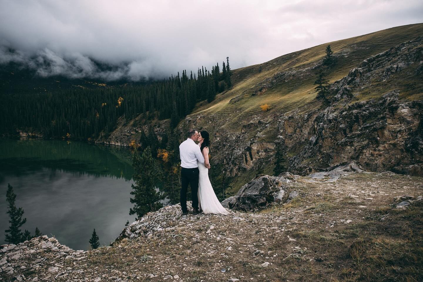 This location will always be a favourite of mine 😍 If you&rsquo;re eloping in Jasper this is a must!! 

You might come across some billy goats along the way too ;) 

&bull;
#jasper #jasperelopement #jasperelopementphotographer #adventureelopement #l