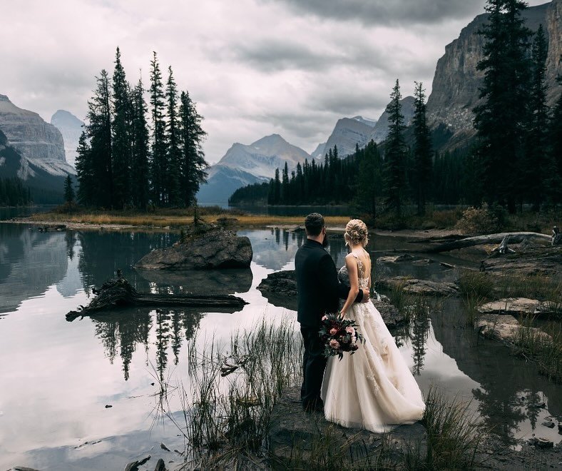 5 Outdoor Elopement Wedding Venues in Jasper Weather

Planning your elopement or small wedding in Jasper National Park?  Remember, Jasper&rsquo;s weather can be unpredictable! Summers are warm with long daylight hours, perfect for those sunset vows. 