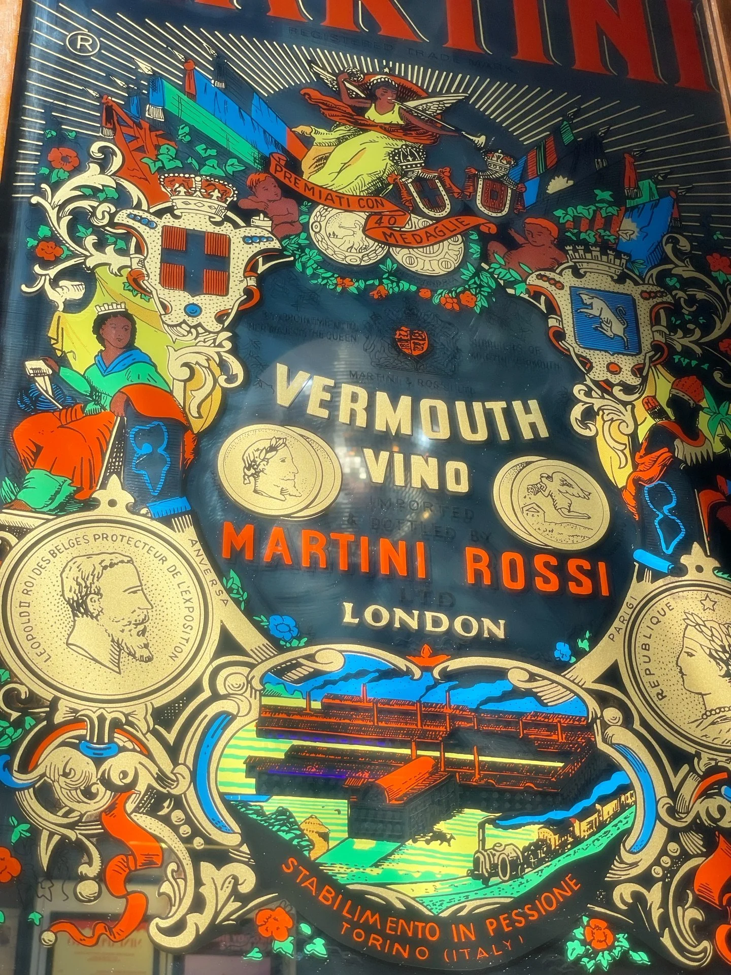 Weather report is in and it&rsquo;s definitely G&amp;T weather 🌞

Loving our big new martini mirror 🪞 🪩 

Cheers to @creativeframing.gallery for helping get it up and to @avalilies for the great op shop find! 

🤝❤️🦊