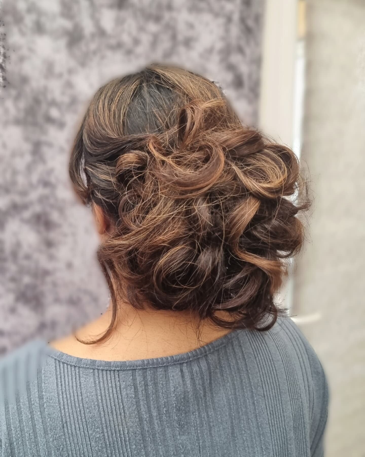Messy Updo 🥰 all done with natural hair.

This is absolutely stunning for a bridal guest or bridesmaid.

You can enquire for your special occasions via DM or through the website: ⬇️

www.thebeautybarco.co.uk 💌

#updo #hairdo #hairup #bridalhair #in