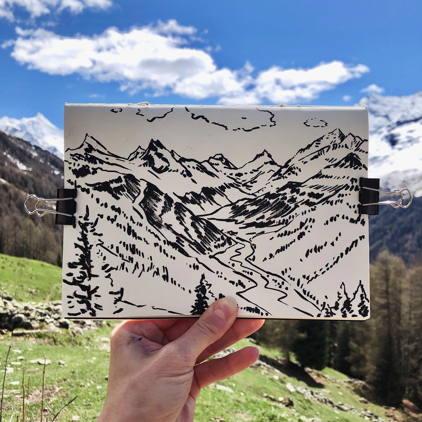 Magnifique vue sur les 4000 dans le Val d'Anniviers 🏔️ #zinalrothorn #besso #obergabelhorn #cervin #dentblanche 
.
.
.
#outdoorsketching #sketchbook #valdanniviers #stluc #ayer #mottec #suisserando #iloveswitzerland #swissillustrator #hikingswitzerl