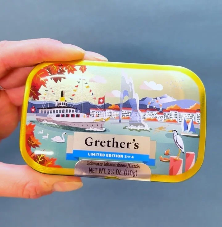 🚢 La troisi&egrave;me bo&icirc;te de cette 6e &eacute;dition limit&eacute;e nous transporte en automne, sur le lac L&eacute;man, &agrave; bord d&rsquo;un bateau &agrave; vapeur.

Les bateaux &agrave; aubes glissent paisiblement, tandis que le c&eacu