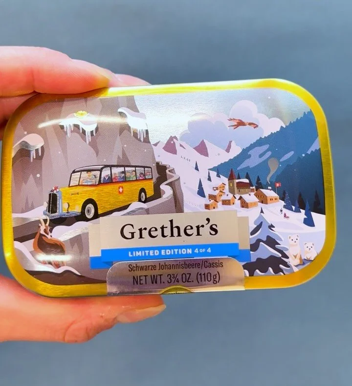 🚌 La quatri&egrave;me et derni&egrave;re bo&icirc;te de cette 6e &eacute;dition limit&eacute;e nous plonge en hiver, dans le Val d&rsquo;Anniviers ❄️⛰️.

Je prends souvent les transports publics pour me rendre &agrave; St-Luc, o&ugrave; je pratique 