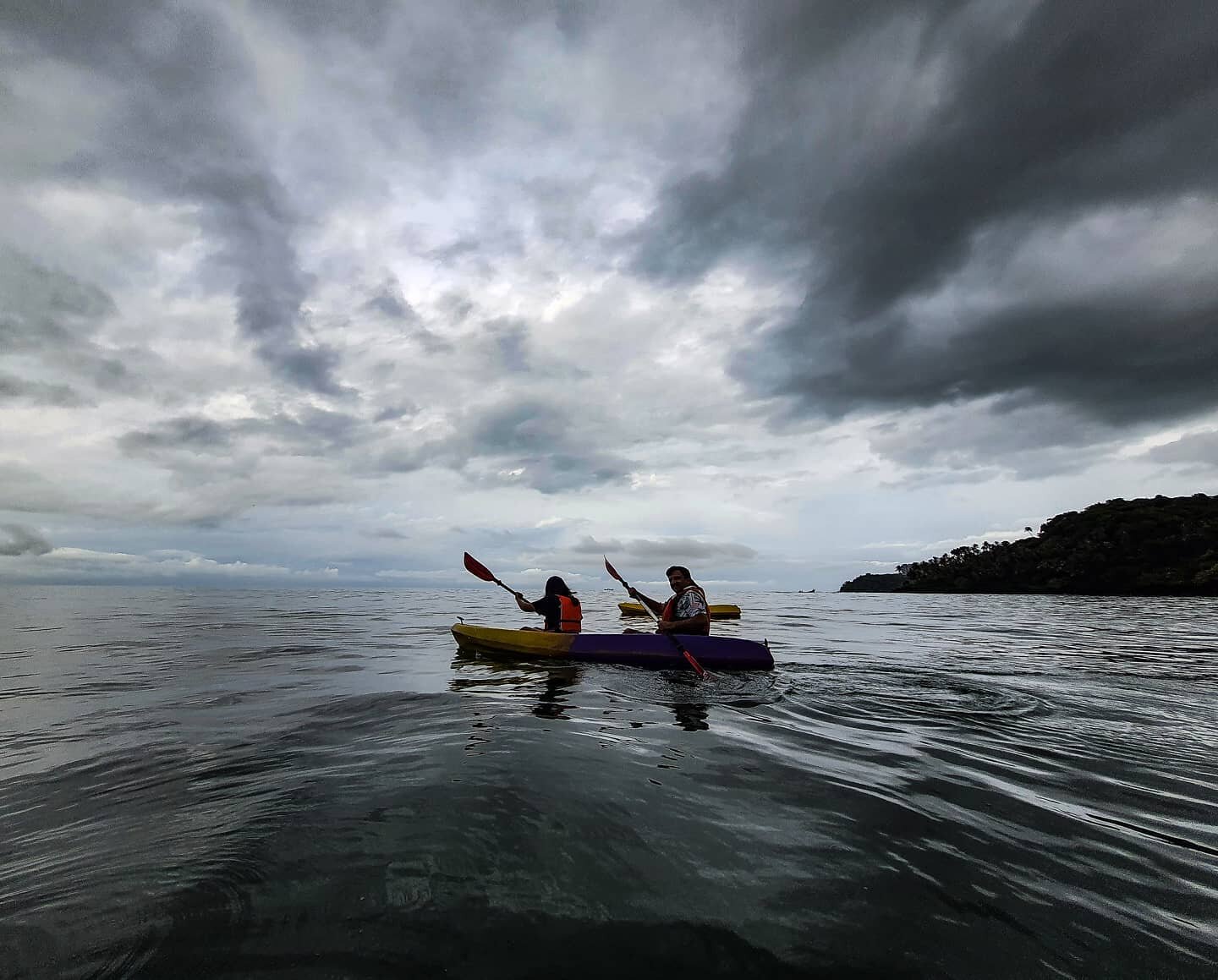 S I L V E R  L I N I N G S
.
.
.
#GoBeyondTheShore
#SeaKayaking #ThingsToDoInGoa #KayakingInGoa #GoaKayaking #AdventuresInGoa #saltysouls 
PC @mullac22