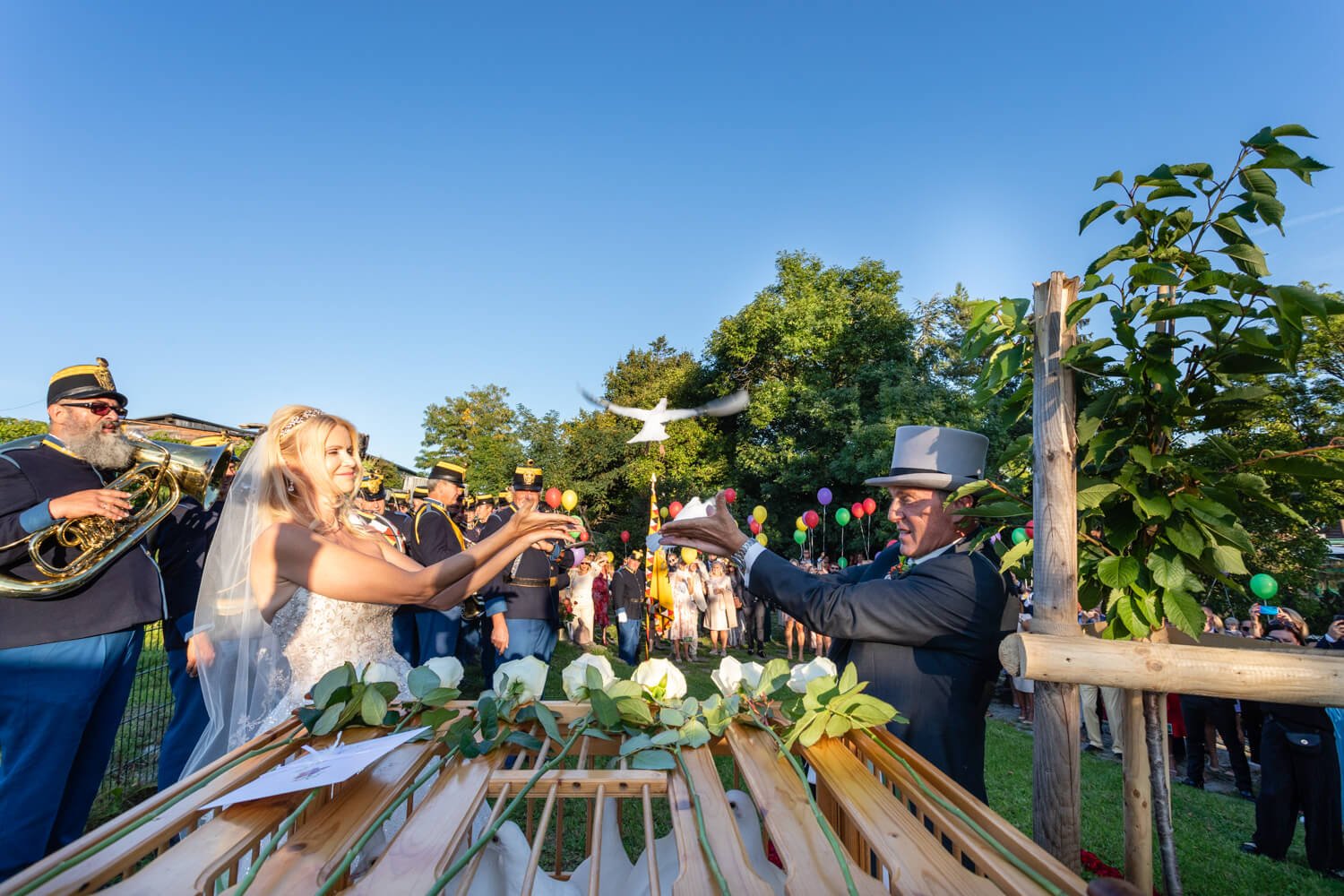 Bride and groom release wedding doves at Schreiberhaus Vienna