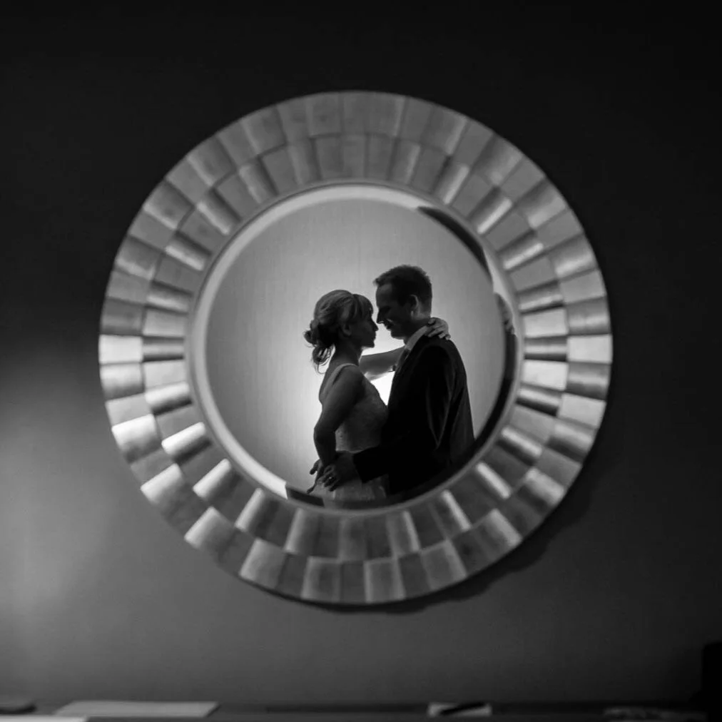 Hochzeitspaar aufgenommen als Reflektion im Spiegel.