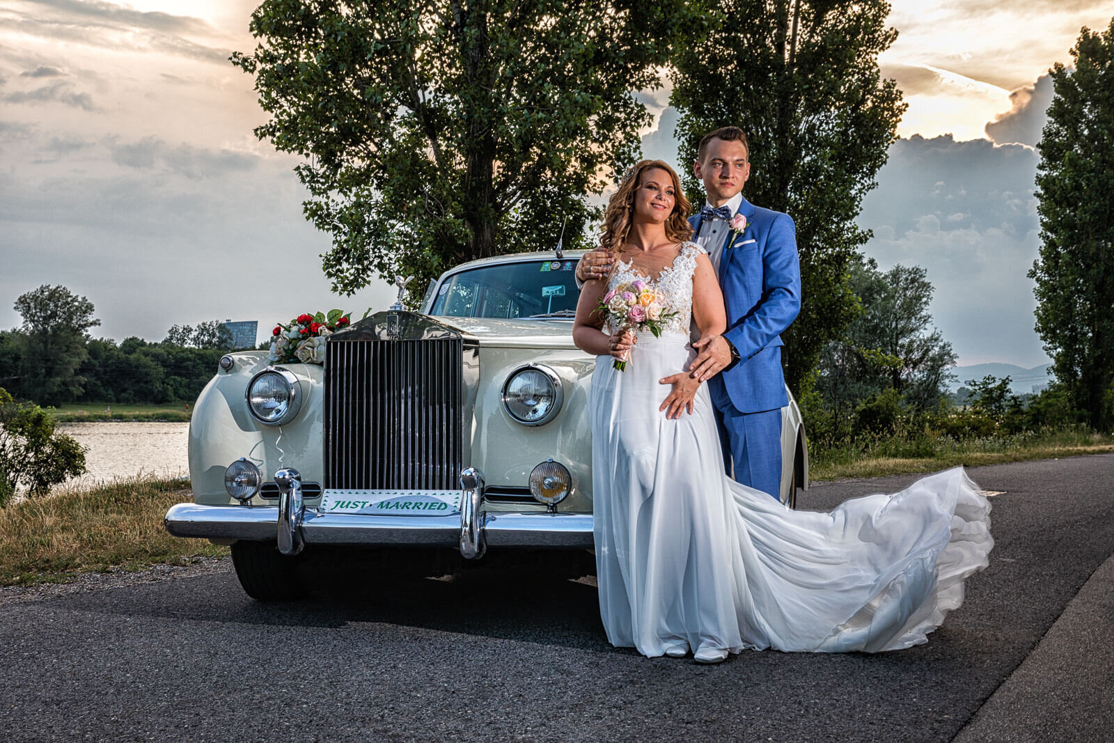 Wedding with vintage car Donauinsel