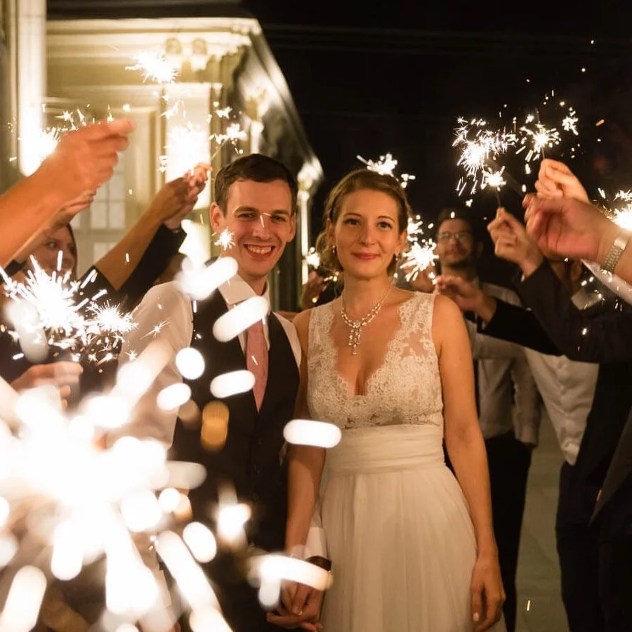 Sparkler Exit von Hochzeitspaar im Schloss Laxenburg