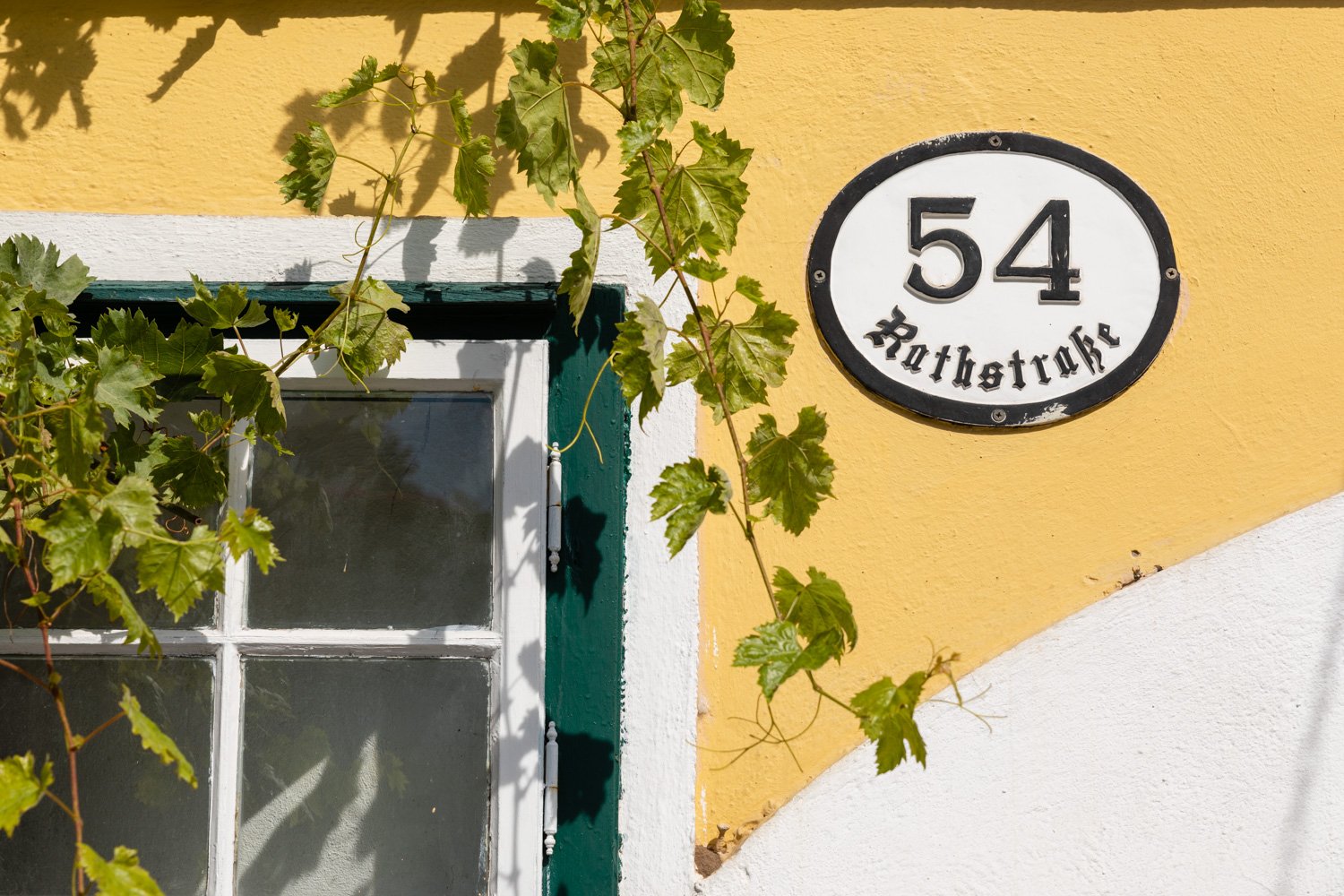 Traditional address Rathstraße 54 from the wine tavern Das Schreiberhaus