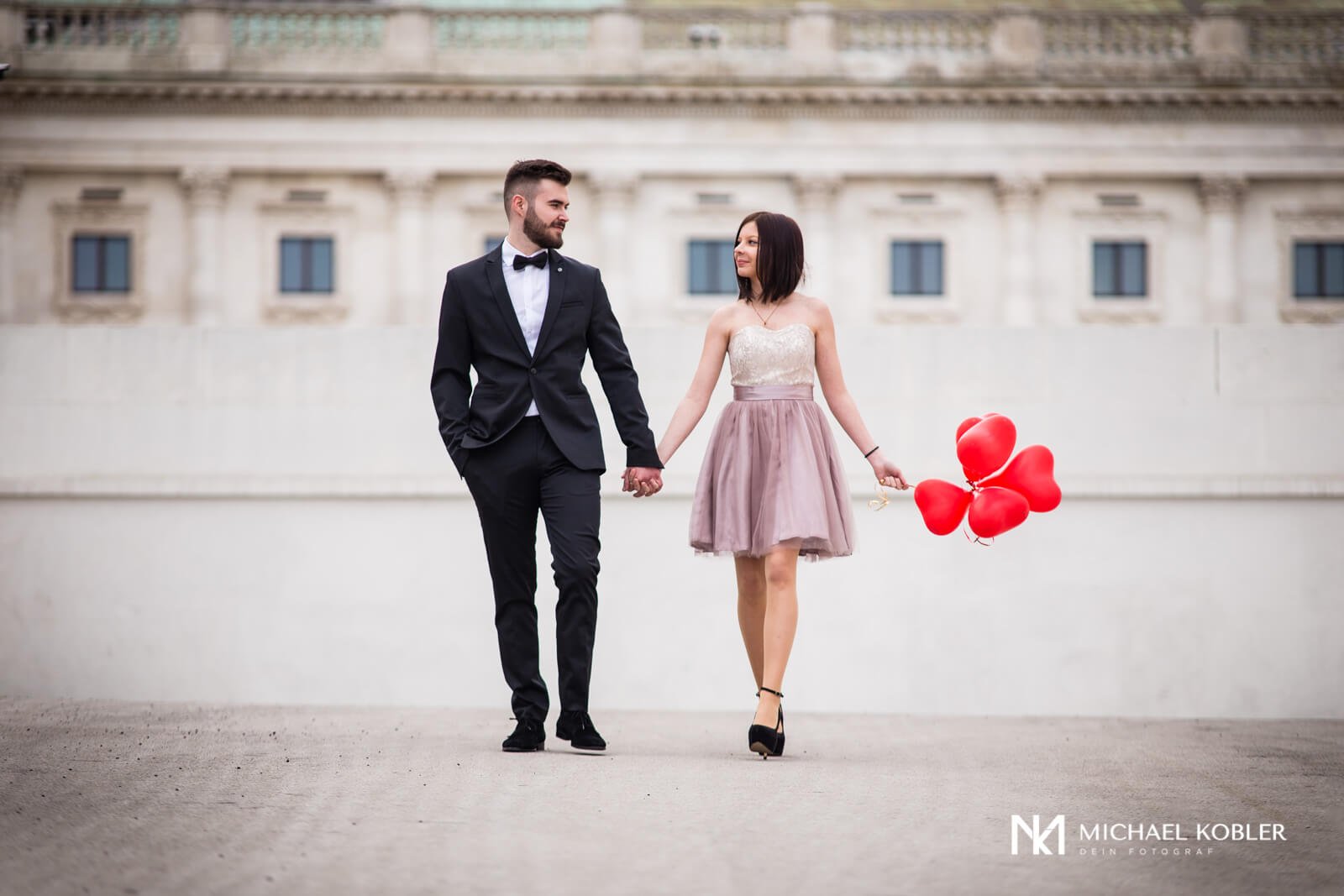 Picture of a couple in love in evening dress with balloons.