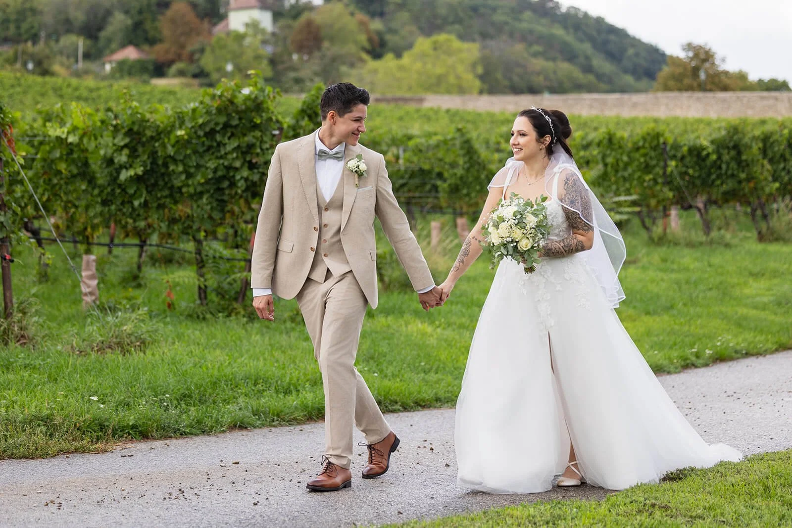 Fotograf Standesamt Wien, lesbisches Paar heiratet im Grünen bei Wien.