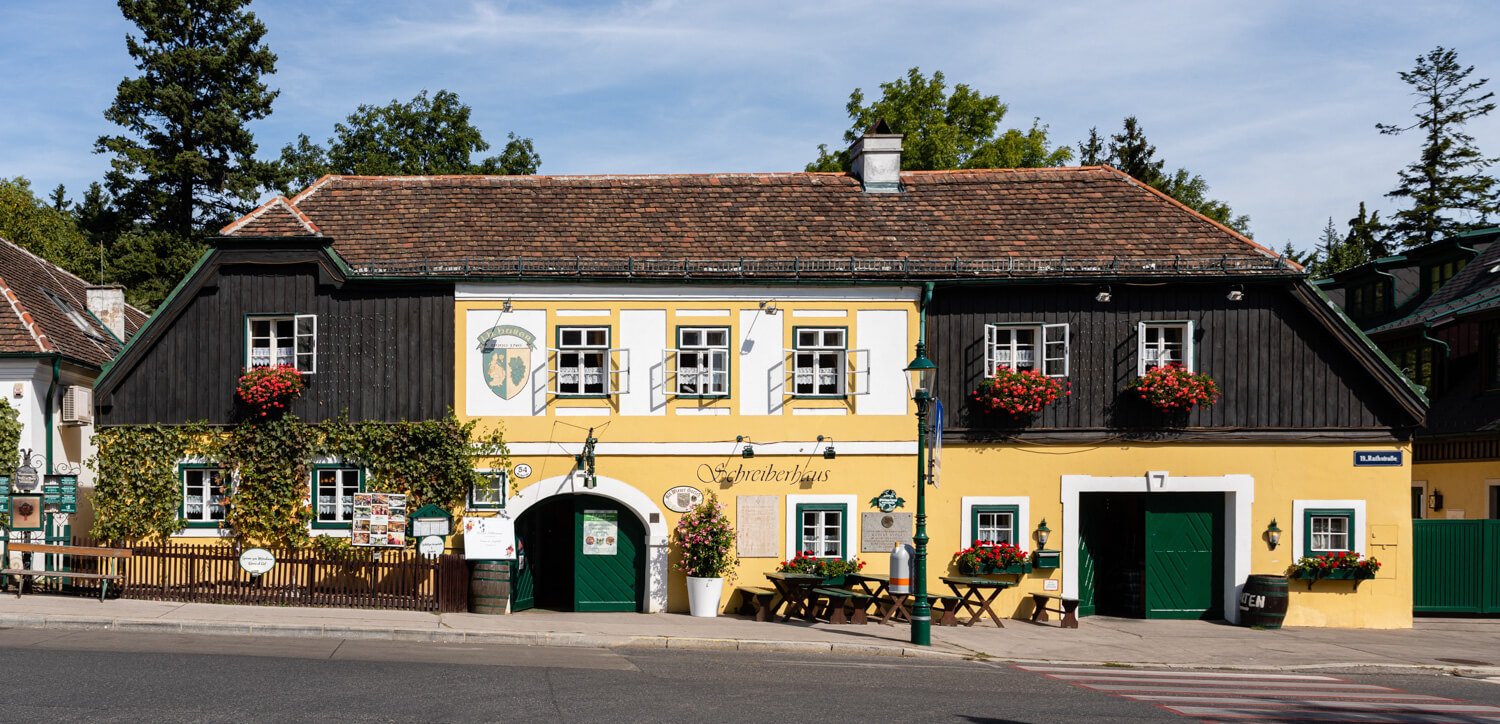 The Schreiberhaus is a wine tavern in beautiful Döbling, built in the traditional Renaissance style.