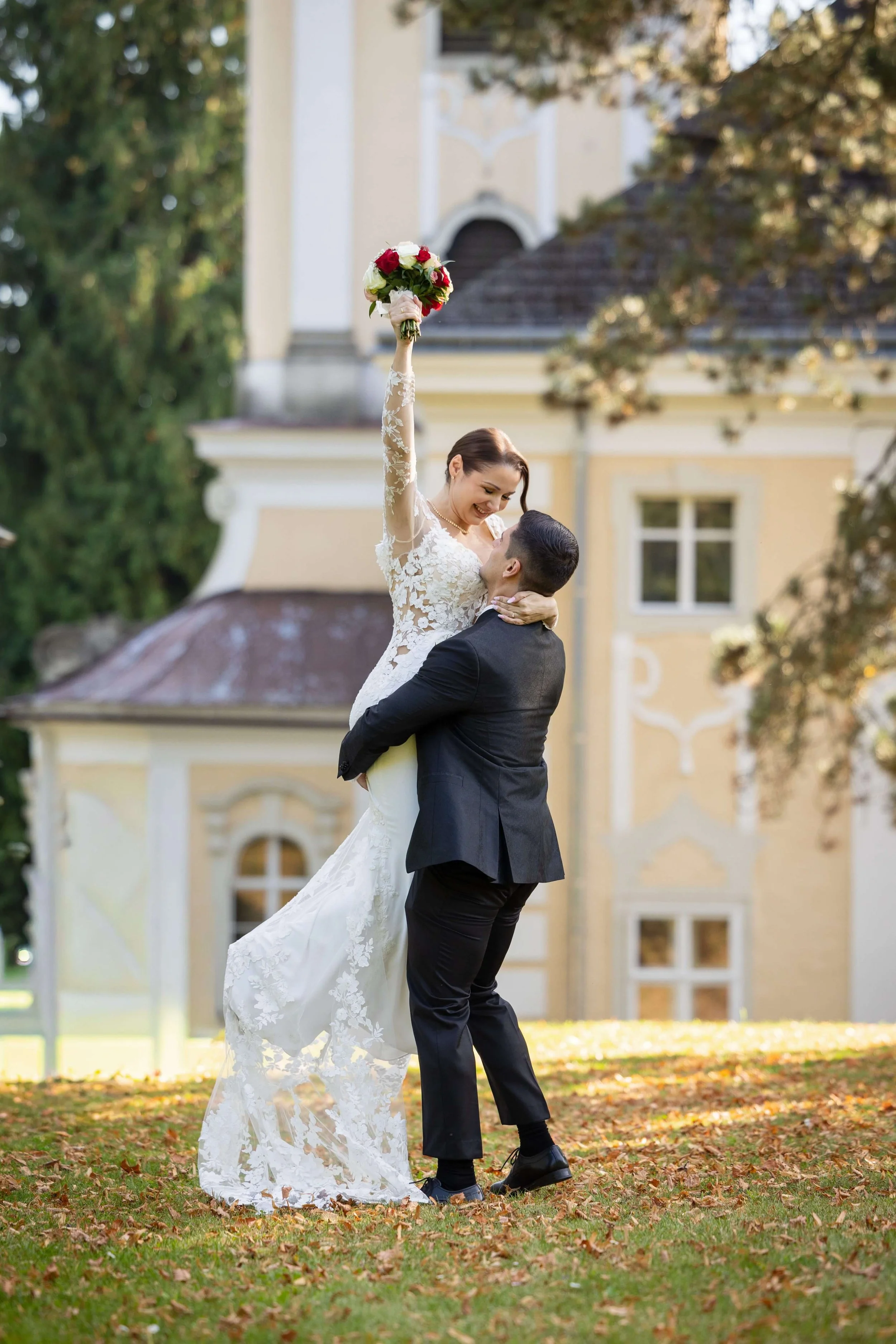Fotograf-Standesamt-Wien Fotos Hochzeitspaar im Grünen.