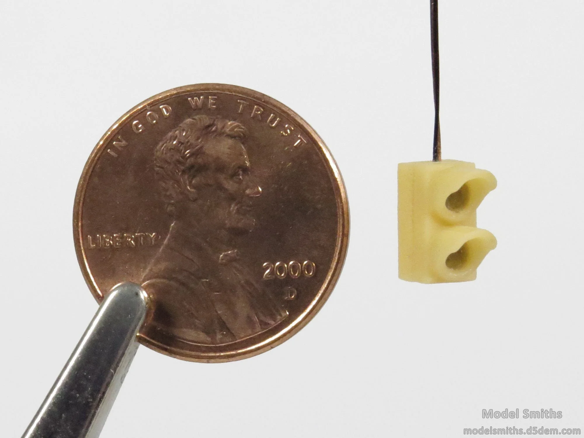 S Scale Little Lights yellow yellow traffic light signal vertical without metal bezel with penny for scale